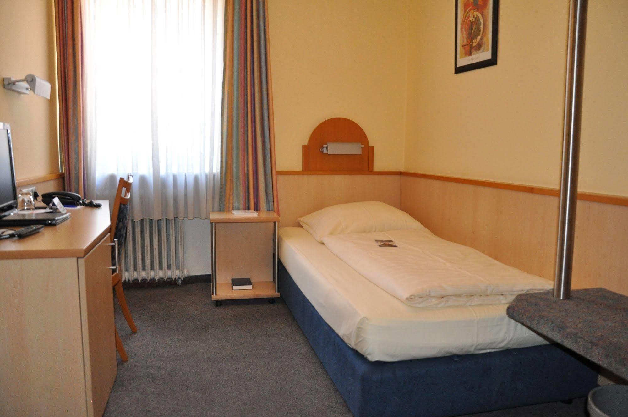 City Partner Hotel Strauss Вюрцбург Экстерьер фото